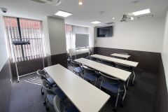 第1会議室　スクール形式レイアウトイメージ　9名