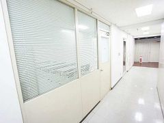 F会議室入り口は会議内容に合わせブラインドの上下で目隠しも可能です