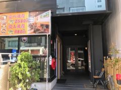 1階に飲食店建物入口